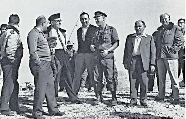 Премьерминистр Леви Эшкол четвертый слева в черном головном уборе и в - фото 10