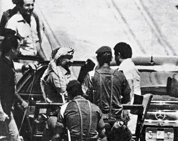 Ясир Арафат покидает Бейрут Эта фотография была сделана снайпером - фото 27