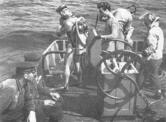 Аквалангист готов к спуску Попытка подводной фотосъемки Остатки леса - фото 173
