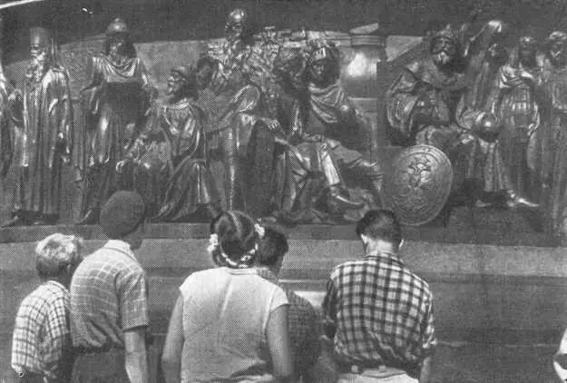 История Руси запечатлена в горельефах памятника Тысячесотлетия России - фото 185