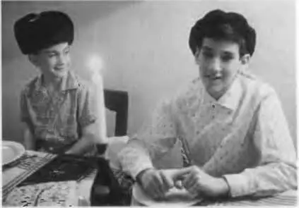 Сыновья Стивен 8 лет и Дэниел 13 лет во время импровизированной трапезы по - фото 14