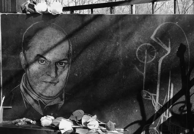Женщина устало вздохнув привстала Протянутая ею рука поправила лежащие на - фото 4