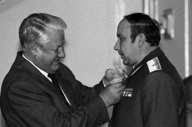 Награждение Александра Васильевича Коржакова президентом России - фото 67