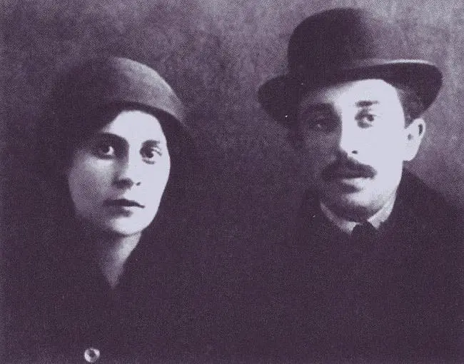 Супруги Брик сразу после свадьбы 1913 г Первую совместную фотографию - фото 13