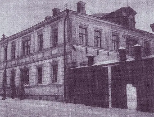 С 1926 года Маяковский и Брики жили в доме 15 в Гендриковом переулке ныне - фото 22