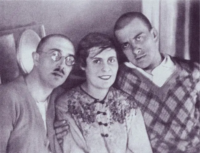 Со своими дорогими Осей и Володиком 1928 г Жена кинорежиссера - фото 34