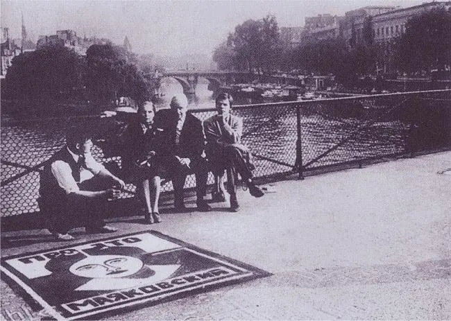 Лиля Брик на мосту лежит Разутюженная машинами А Вознесенский Эльза - фото 59