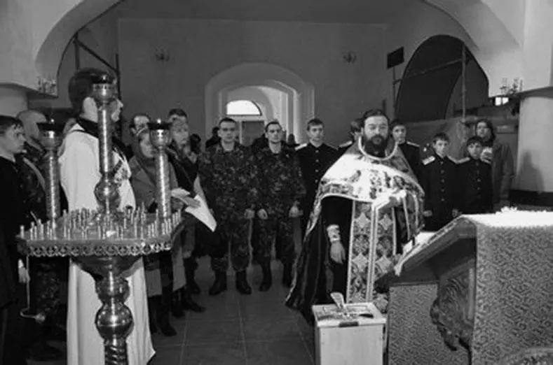 Отец Андрей Ткачёв благословляет казаков Я перешёл из кадетов в казаки и стал - фото 12