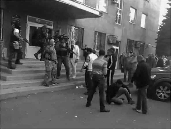 Украинская нацгвардия стреляет по людям Почти все действующие боевые - фото 55