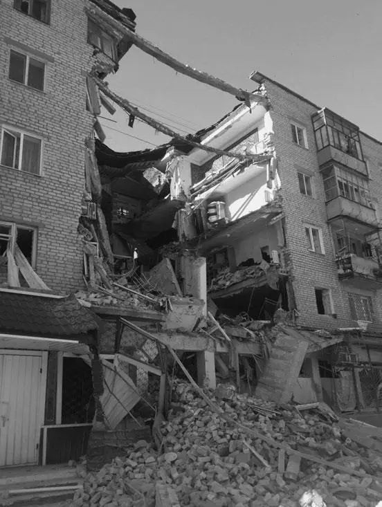 Разрушенная пятиэтажка в Николаевне Артист вдруг чтото вспомнил и с полными - фото 113