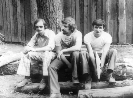 Посиделки после возвращения с Шувакиша В центре Михаил Орлов 1981 Туча - фото 7