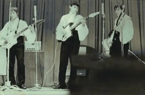 Группа клуба Ровесник на первом городском конкурсе гитаристов 1970 В - фото 9