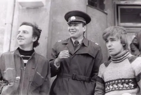 Группа Чайф на крыльце здания рокклуба апрель 1986 Фото Анатолия Ульянова - фото 51