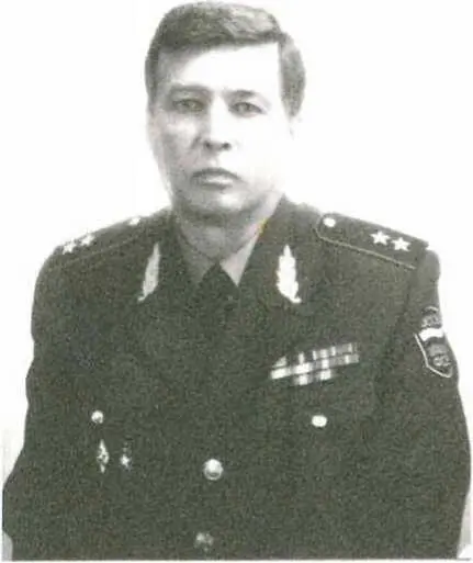С 1968 по 2005 год в течение тридцати семи лет проходил службу в КГБ СССР ФСБ - фото 85
