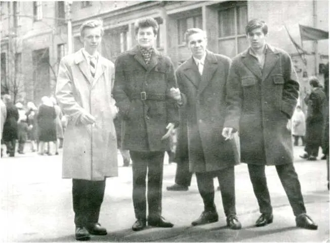 С друзьями на ул Горького 7 ноября 1961 года На сборном пункте перед - фото 4