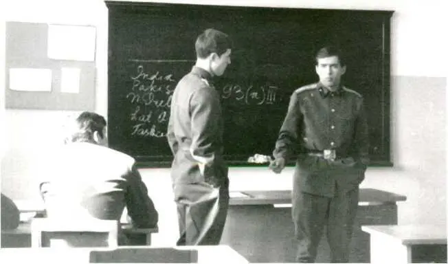 В аудитории в перерыве между занятиями 1969 год Перед построением во дворе - фото 10