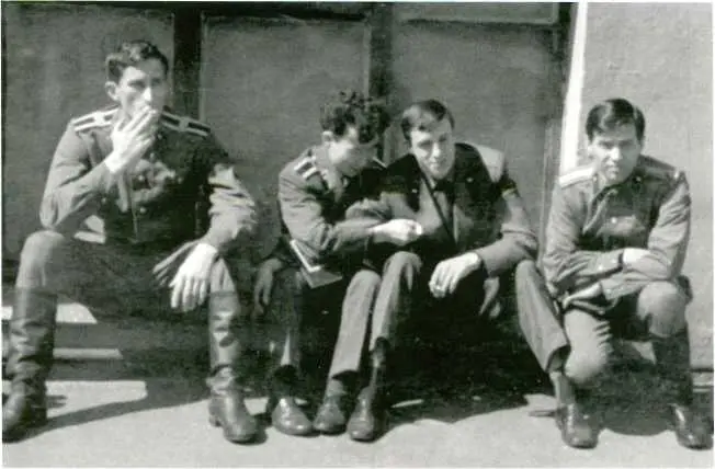 Перед построением во дворе ВКШ КГБ Субботник на стадионе Динамо 1971 год - фото 11