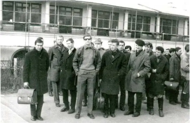 Первая группа 2го факультета четвертый курс 1972 год Выпускной 5й курс - фото 13
