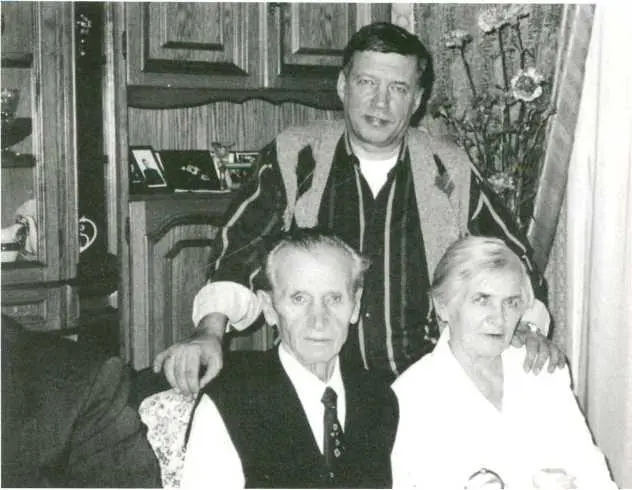 С родителями 20 декабря 1997 года Со всеми вопросами я обращался к Соколову - фото 15