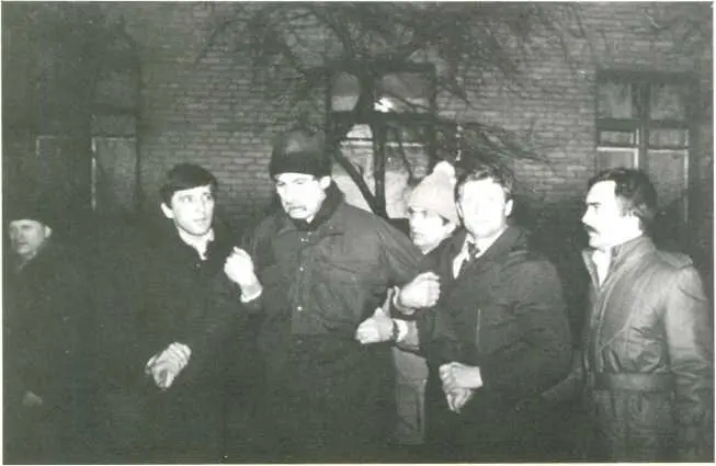Задержание сотрудника ЦРУ Майкла Селлерса Крайний справа Александр Жомов - фото 36