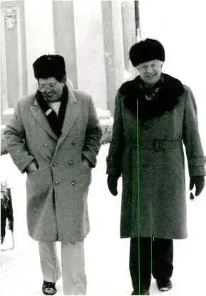 Джон Макгафени генерал Р Красильников в Москве 1992 год В Сергиевом Посаде - фото 71