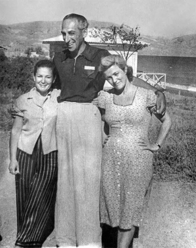 Борис Рунин его жена Анна слева и Вера Острогорская Коктебель 1956 Уже - фото 18