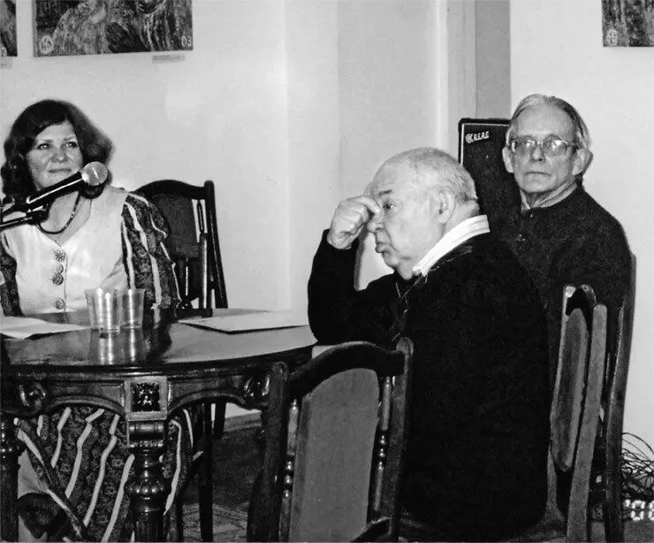 Наталья Громова Наум Коржавин Андрей Турков На презентации книги Узел - фото 22