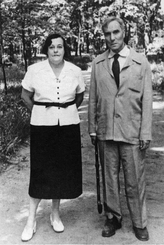 Зинаида Николаевна и Борис Леонидович Пастернаки Переделкино конец 1940х - фото 26
