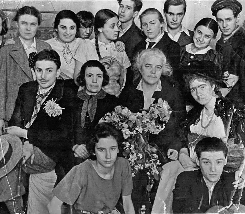 Елизавета Эфрон с учениками театральной студии при ЦДЛ 1940 Тетя Зинуша У - фото 31