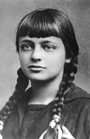 Ариадна Эфрон 1920е Марина села я встала около нее и стала осматривать - фото 46
