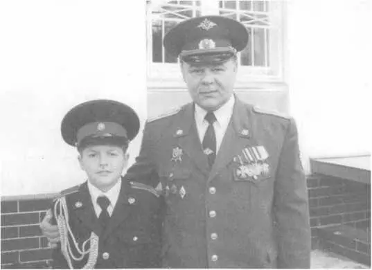Полковник Николай Зеленько прообраз Степана Приходченко с воспитанником - фото 19