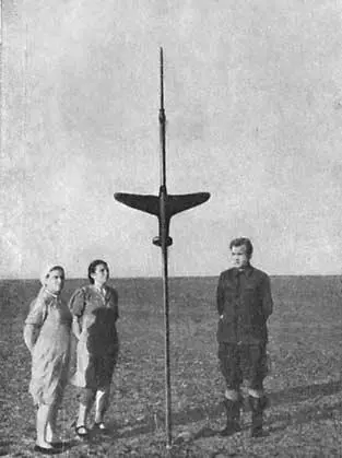 Шпиль установленный на месте посадки самолета NO25 в память героического - фото 4