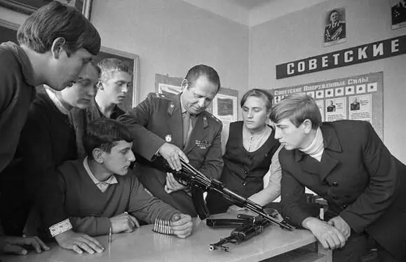 Ил 9 Житомирская средняя школа 20 Школьники на уроке начальной военной - фото 10