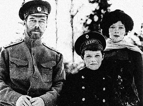 Николай II с цесаревичем и Великой княжной Татьяной 1916 год При Александре - фото 58