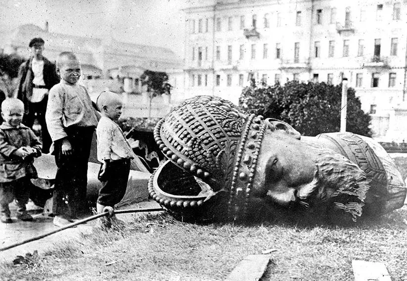 Разбитый памятник Александру III в Москве 1920 год Увиденная во времена - фото 130