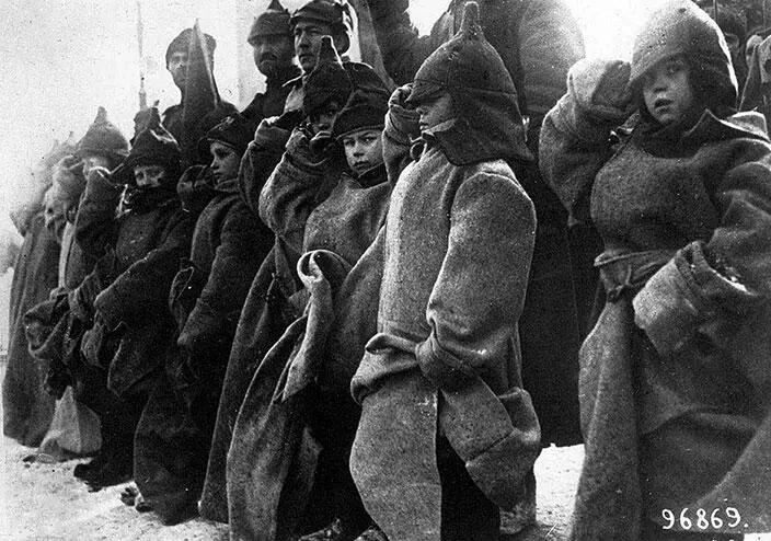 Дети приветствующие Красную армию во время парада 1922 года Борис Кустодиев в - фото 131