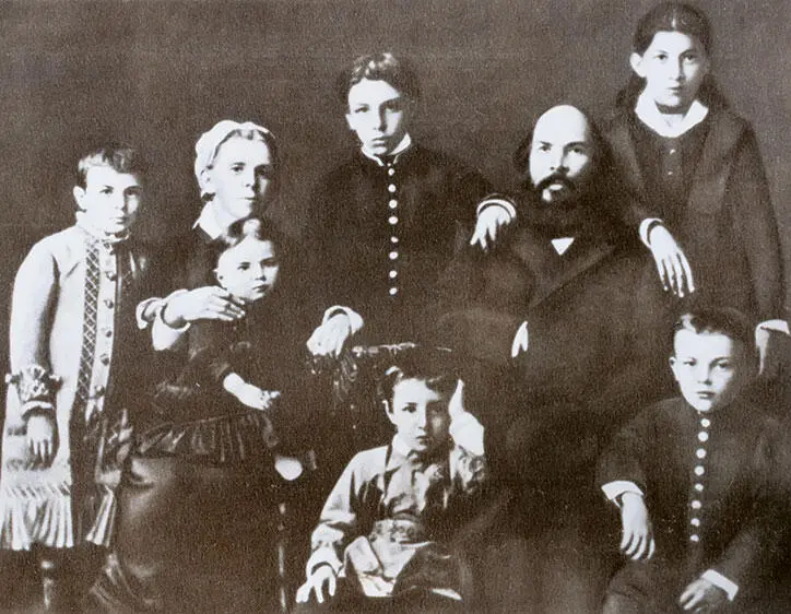 Кабинетный портрет семьи Ульяновых 1879 год Но в тот зимний вечер Владимир - фото 151