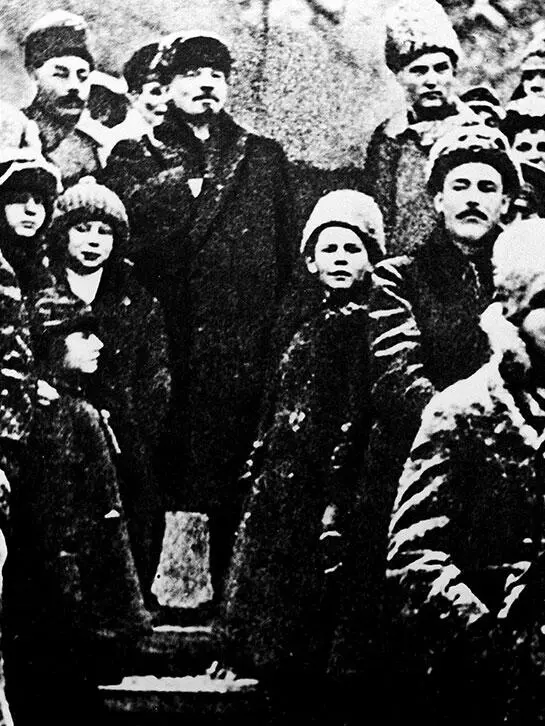 Текст Елки в Сокольниках изменялся множество раз даже позже смерти автора в - фото 153