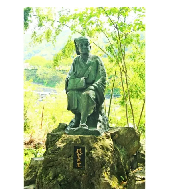 Памятник Мацуо Басё возле храма Риссякудзи в префектуре Ямагата Отмечая - фото 6