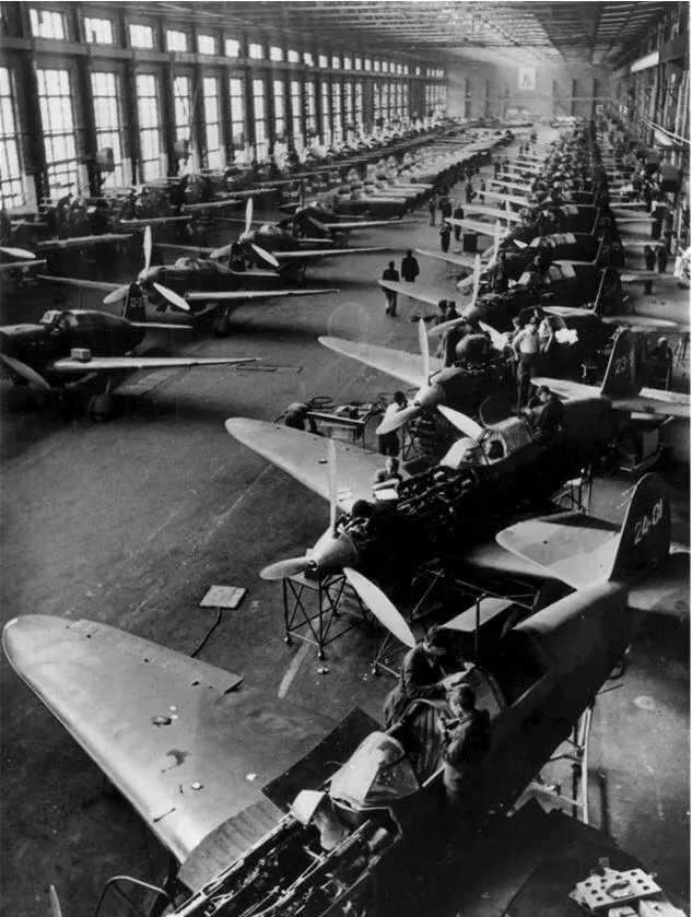 Истребители Як7Б в сборочном цехе завода 153 г Новосибирск 1942 г Архив - фото 14