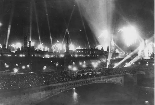 Победный салют в г Москве 9 мая 1945 г Архив ОАО ОКБ им АС Яковлева - фото 17