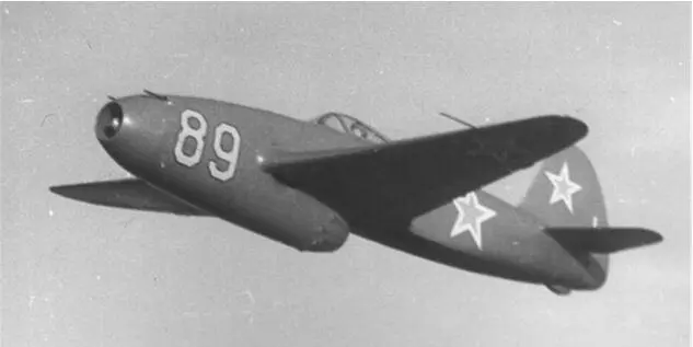 Первый реактивный истребитель ОКБ Як15 поднявшийся в небо 24 апреля 1946 г - фото 21