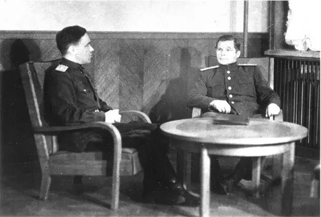 Авиаконструкторы АС Яковлев слева и СВ Ильюшин в кабинете ОКБ115 1944 - фото 39