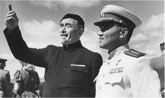 БИ Россинский и АС Яковлев на воздушном параде в Тушино 18 августа1949 г - фото 42
