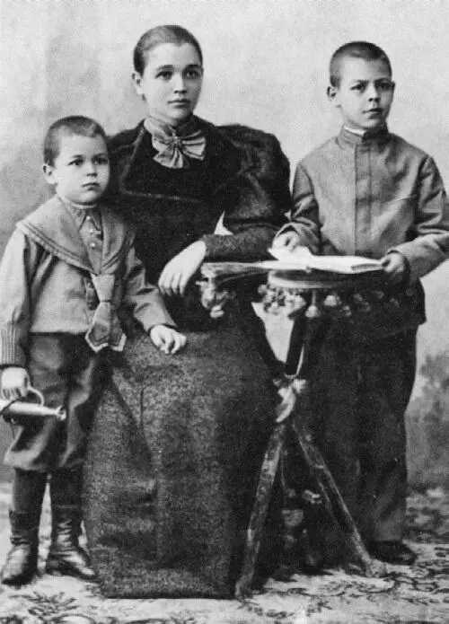 С сыновьями Николаем и Сергеем 1896 год Старшая сестра Александра в - фото 4