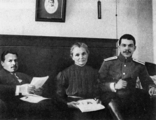 С матерью и братом 1916 год Первая экспедиция Хижина кочевников в Иране - фото 25