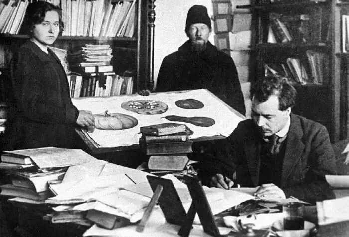 В рабочем кабинете в Саратове 1920 год На международном конгрессе по - фото 27