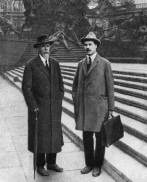 С отцом во время встречи в Берлине 1927 год С Эрвином Бауром Ленинград 1929 - фото 45