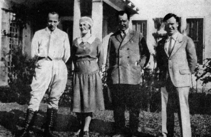 ФГДобжанский его жена НИВавилов ГДКарпеченко Пасадена США 1930 год - фото 48