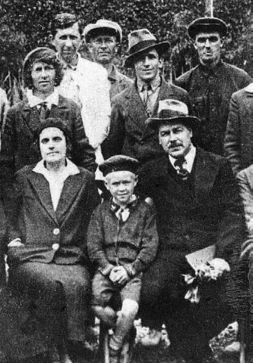 В Никитском ботаническом саду с женой и сыном Юрой Ялта 1933 год На - фото 56
